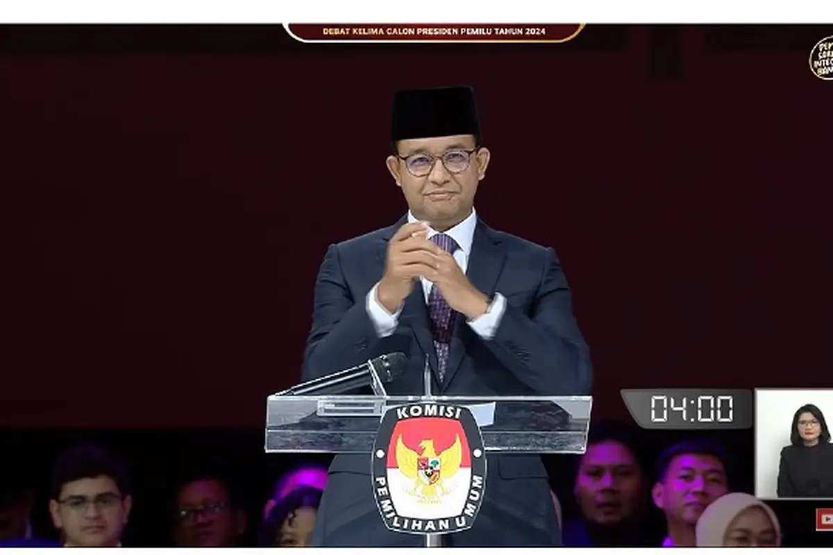 Calon Presiden (Capres) nomor urut 01 Anies Baswedan saat membacakan visi misi di debat Pilpres 2024 terakhir yang digelar Minggu (4/2/2024) di Jakarta Convention Center (JCC), Senayan, Jakarta Pusat.