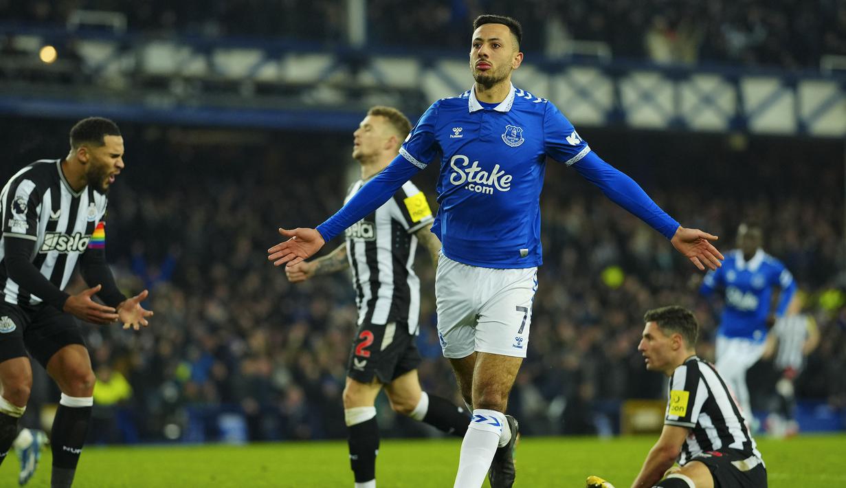 Pemain Everton, Dwight McNeil melakukan selebrasi setelah mencetak gol pertama timnya ke gawang Newcastle pada  laga lanjutan Liga Inggris 2023/2024 di Goodison Park, Liverpool, Inggris, Jumat (08/12/2023) dini hari WIB. (AP Photo/Jon Super)