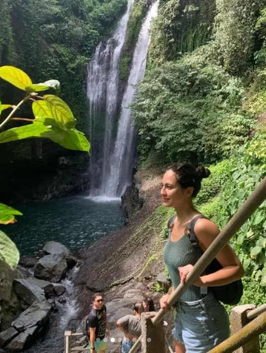 Saat liburan pun wanita kelahiran Jakarta, 6 Oktober 1992 tetap memilih tempat yang bisa melakukan olahraga, seperti air terjun. (Foto: Instagram/@pevpearce)