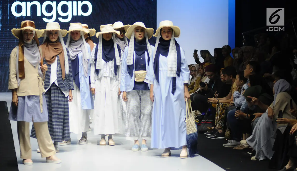 Model mengenakan busana rancangan Anggia Daily saat Muslim Fashion Festival (MUFFEST) 2019 di Jakarta Convention Center, Jakarta, Jumat (3/5/2019). IFI (INTERNATIONAL) X KOREA K-STREET BY GLINGREEM menampilkan rancangan  Anggia Daily Sebanyak 8 koleksi busana hijab. (Liputan6.com/Herman Zakharia)
