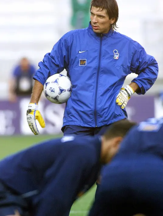 Namun, sejumlah cedera yang terus dialami membuat Buffon meninjau ulang soal masa depannya. (AFP/Gerard Julien)