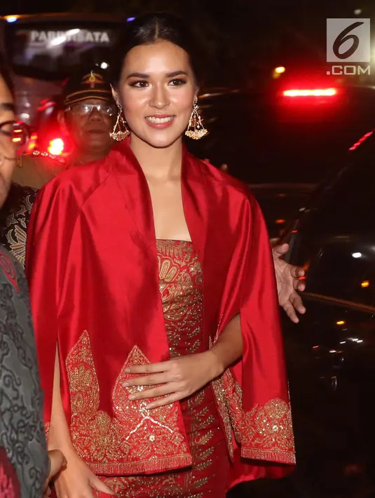 Penyanyi Raisa menghadiri resepsi pernikahan putri Presiden Jokowi, Kahiyang Ayu dan Bobby Nasution di Gedung Graha Saba Buana, Solo, Rabu (8/11). Raisa hadir dengan mengenakan dress batik bernuansa merah keemasan. (Liputan6.com/Angga Yuniar)