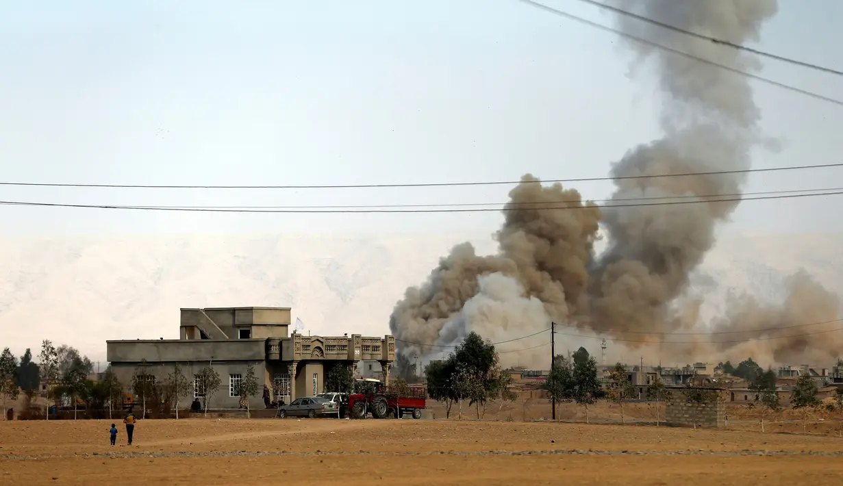 Asap mengepul dari serangan bom selatan Mosul, selama operasi penyerangan kelompok militan ISIS di di Mosul, Irak, (20/10). (REUTERS/Thaier Al-Sudani)
