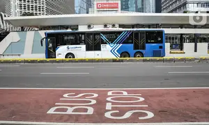 Bus Transjakarta saat pemberhentian di Halte Gelora Bung Karno, Senayan, Jakarta Pusat, Senin (12/9/2022). Mulai hari ini jam operasional reguler Transjakarta dimulai pukul 05.00-22.00 WIB. Kemudian dilanjutkan dengan layanan angkutan malam hari (Amari) mulai pukul 22.00- 05.00 WIB. (merdeka.com/Iqbal S. Nugroho)