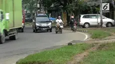 Para pengendara motor ini punya trik lucu menghindari razia yang terjadi jalan.