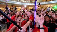 Legenda Manchester United David May (tengah) foto bersama penggemarnya usai pemberian hadiah pemenang Chevrolet Fan Club di Jakarta, Jumat (17/3). Empat pemenang berhak hadiah perjalanan ke Stadion Old Trafford. (Liputan6.com/Helmi Fithriansyah)