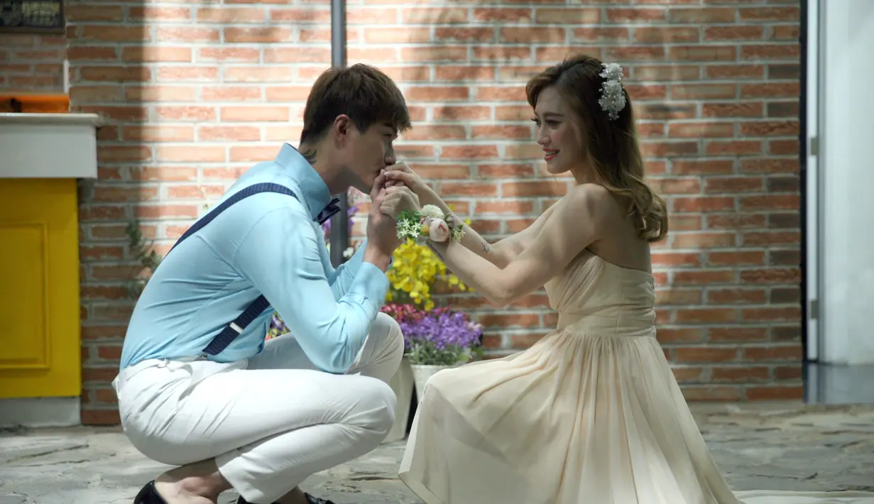 Sebelumnya, pasangan ini telah merencanakan pernikahannya tahun lalu. Namun akibat suatu hal, beberapa kali harus mundur dan akhirnya batal. Tidak ingin seperti sebelumnya, pasangan ini nekad menggelar pernikahan secara dadakan. (Nurwahyunan/Bintang.com)