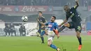 Striker Napoli, Dries Mertens, terjatuh saat berebut bola dengan bek Inter Milan, Miranda, pada laga Serie A Italia di Stadion San Paolo, Naples, Sabtu (21/10/2017). Napoli bermain imbang 0-0 dengan Inter Milan. (AP/Ciro Fusco)