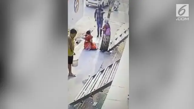 VIDEO: Aksi Perampokan Bersenjata di Pinggir Jalan