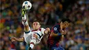 Aksi salto Rafinha saat menghalau bola. (Reuters/Albert Gea)