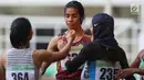 Atlet asal Maluku, Alvin Tehupeiory (tengah) usai menyelesaikan lomba lari 100 meter putri senior Kejurnas Atletik U18, U20 dan Senior 2019 di Stadion Pakansari, Kab Bogor, Jumat (2/8/2019). Alvin Tehupeiory meraih posisi pertama dengan catatan waktu 11,64 detik. (Liputan6.com/Helmi Fithriansyah)