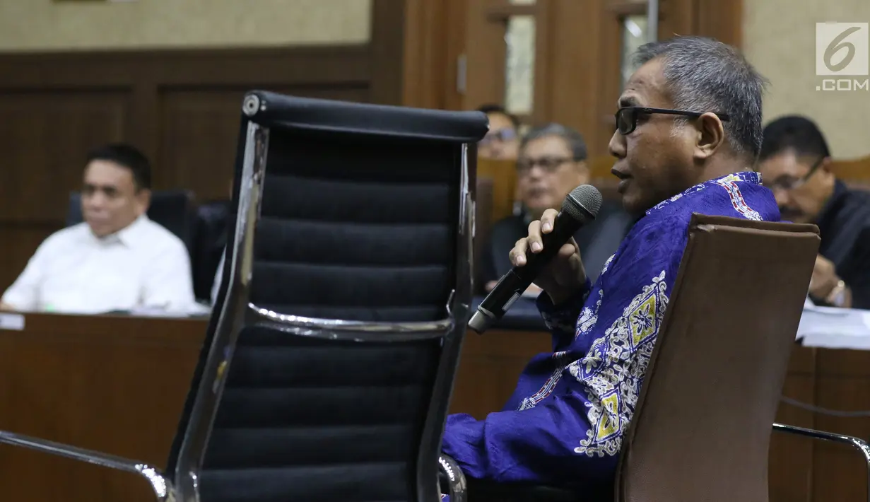 Plt Gubernur Aceh Nova Iriansyah menjawab pertanyaan saat menjadi saksi pada sidang dugaan suap terkait Dana Otonomi Khusus Aceh (DOKA) 2018 dengan terdakwa Irwandi Yusuf di Pengadilan Tipikor, Jakarta, Senin (10/12). (Liputan6.com/Helmi Fithriansyah)