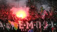 Bonek Mania menyalakan flare saat laga Persebaya vs Madura United di Stadion GBT, Surabaya (28/1/2018). (Bola.com/Aditya Wany)