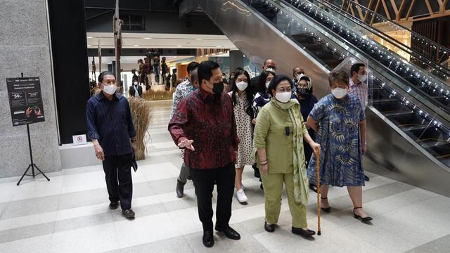 Presiden Kelima Indonesia Megawati Soekarnoputri meninjau Gedung Sarinah yang baru rampung direnovasi, Senin (13/6/2022). Kunjungan Megawati ini didampingi oleh Menteri BUMN, Erick Thohir. (Dok BUMN)