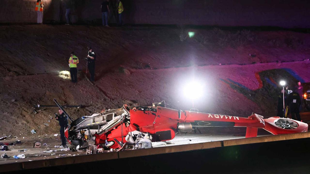 FOTO: Helikopter Jatuh di Jalan Tol, Tiga Kru Luka Parah