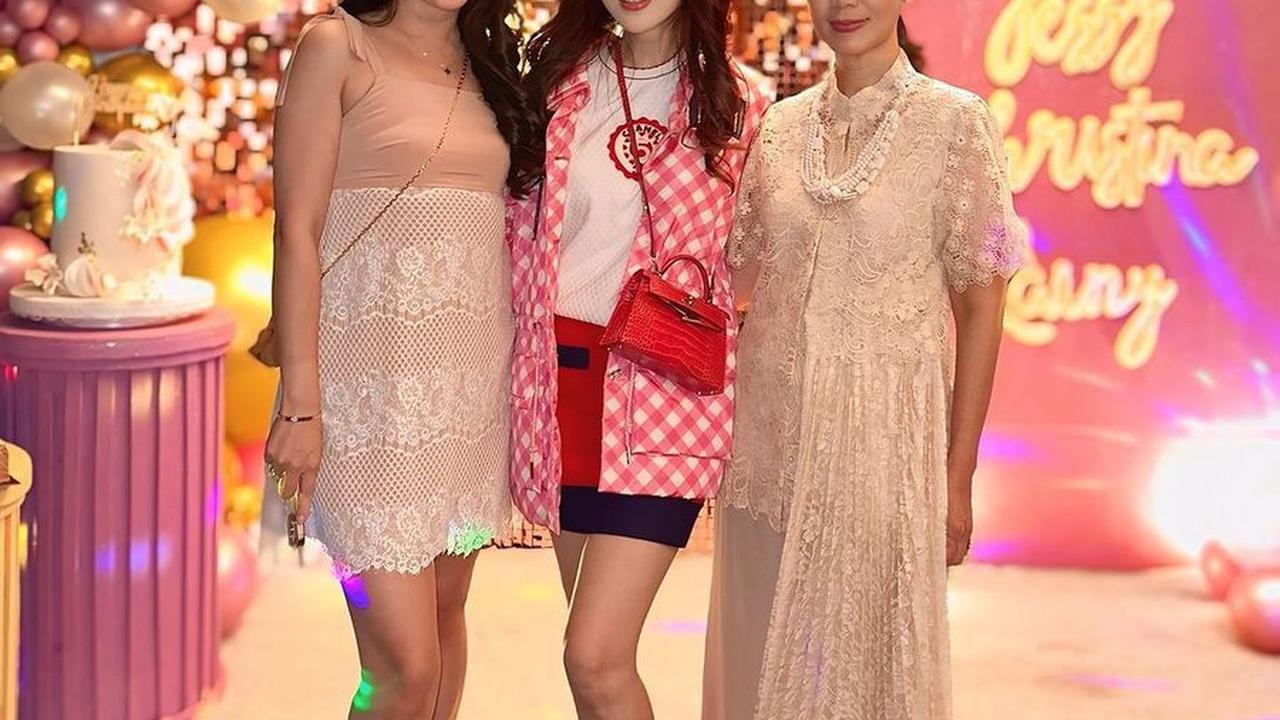 7 Potret Ulang Tahun Sonia Wibisono, Tetap Cantik Menawan Meski Jelang Kepala 5 - Fashionable Abis Kenakan Rok Mini dan Sepatu Boots