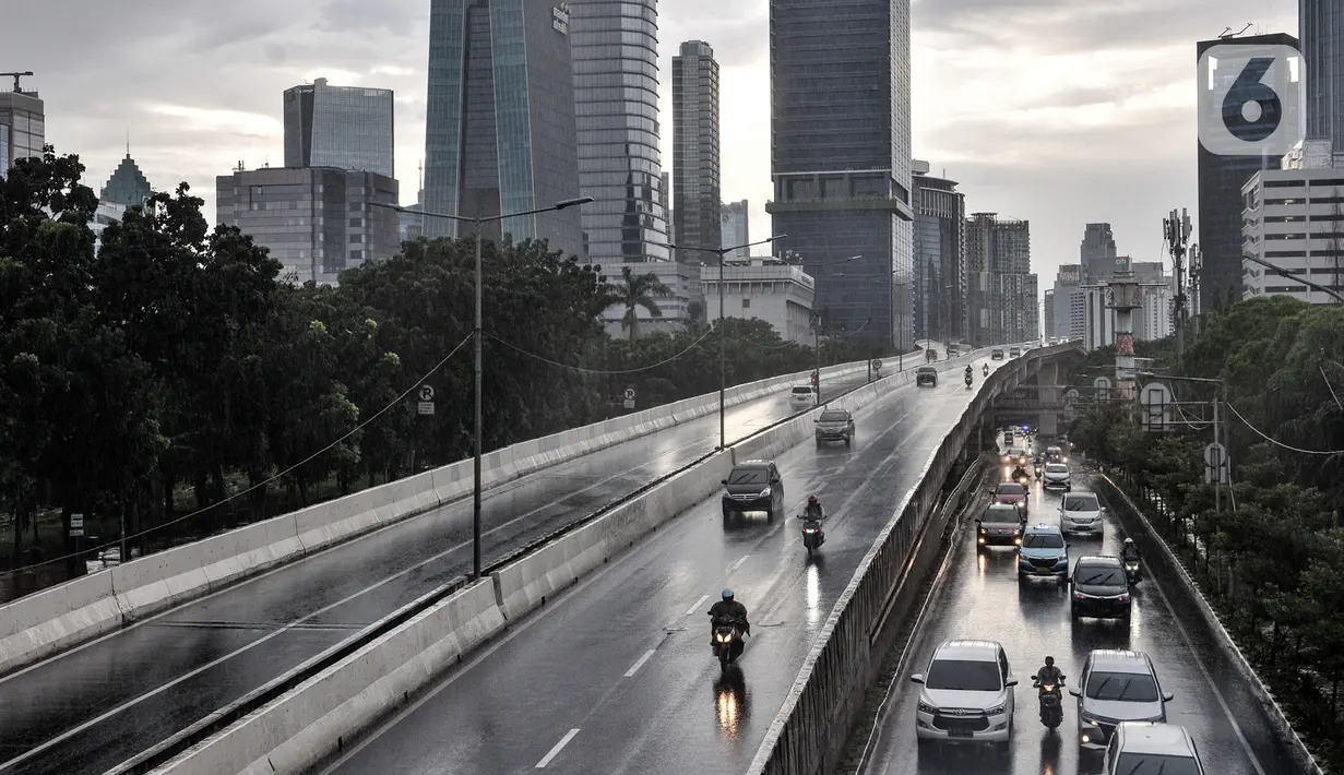 Sejumlah pengendara sepeda motor menerobos Jalan Layang Non Tol (JLNT) Casablanca saat hujan, Jakarta, Minggu (20/12/2020). Aksi nekat para pengendara sepeda motor tersebut dapat mengancam keselamatan diri serta pengguna jalan lain. (merdeka.com/Iqbal S. Nugroho)