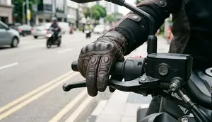 Jangan Biasakan Jari di Tuas Rem Motor, Ini Risiko yang Perlu Diwaspadai