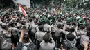 Massa driver Gojek terlibat aksi saling dorong dengan polisi saat demo ke kantor pusat mereka di Kemang, Senin (3/10). Ratusan pengemudi Gojek itu menuntut penghapusan sistem performa atau rating. (Liputan6.com/Yoppy Renato)