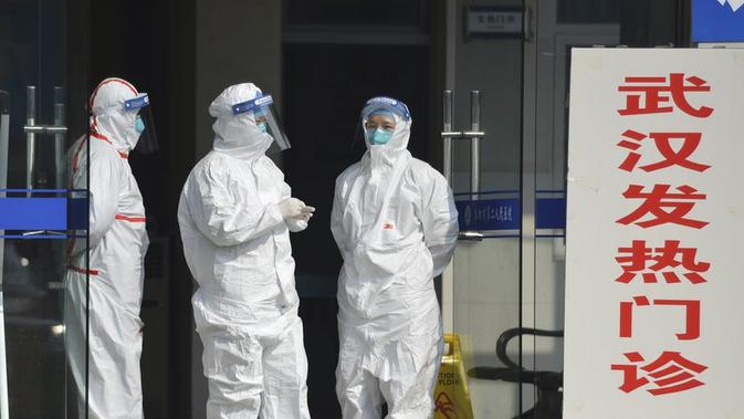 Petugas kesehatan di China yang berjaga di klinik selama Virus Corona kian merebak.(Source: Chinatopix via AP File)