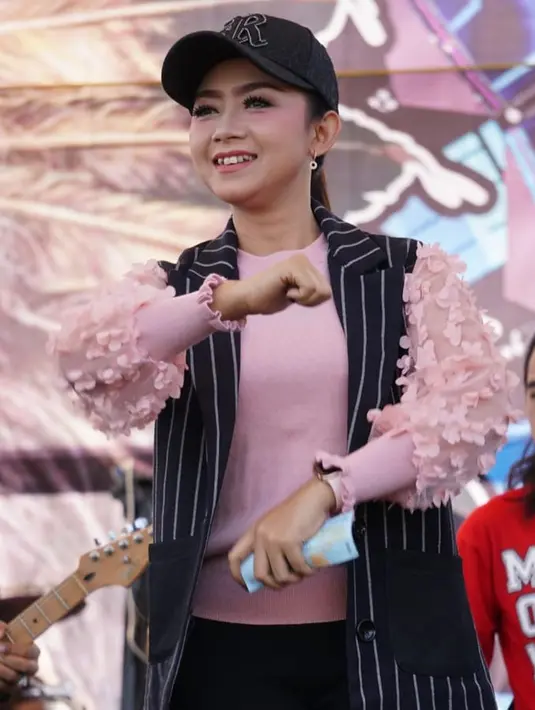 Wanita berusia 30 tahun ini terlihat semakin keren saat memakai topi. (Liputan6.com/IG/@ratnaantikamonata_rafcreal_new)