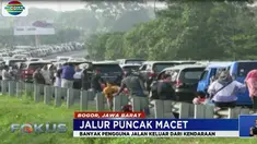 Walau sudah diterapkan sistem satu arah menuju kawasan Puncak, antrean kendaraan bahkan mencapai belasan kilometer.