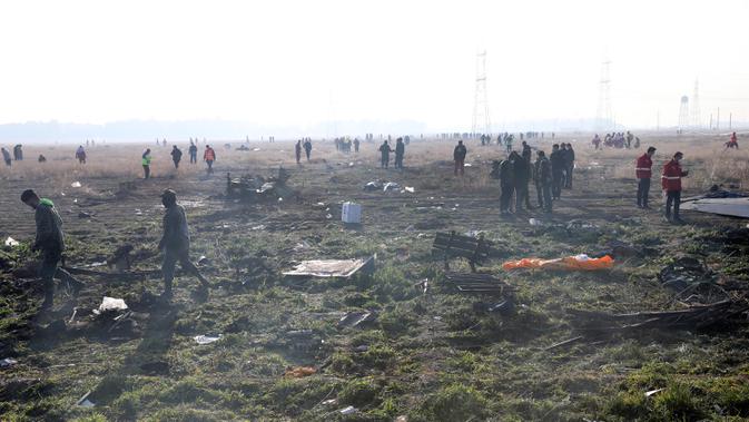 Suasana saat tim penyelamat mencari korban pesawat Boeing 737 milik maskapai Ukraina yang jatuh di Shahedshahr, Iran, Rabu (8/1/2020). Seluruh penumpang beserta kru yang berada dalam pesawat tersebut dilaporkan tewas. (AP Photo/Ebrahim Noroozi)