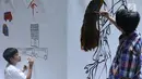 Penyandang disabilitas tampak serius saat melukis mural di kanvas sepanjang 20 meter di Balai Kota DKI Jakarta, Kamis (11/10). Kegiatan tersebut diadakan sebagai sarana untuk para penyandang disabilitas berkarya. (Liputan6.com/Immanuel Antonius)