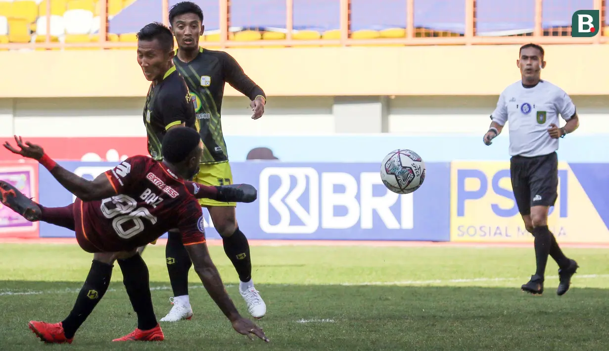 Bermain di Stadion Wibawa Mukti, Bekasi, kedua tim langsung bermain menekan sejak babak pertama dimulai. Borneo FC memiliki peluang pada menit ke-13, sayang tendangan dari Boaz Salossa masih jauh melambung di atas mistar gawang. (Bola.com/Bagaskara Lazuardi)