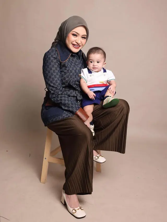 6 Gaya Pemotretan Nathalie Holscher Bareng Baby Adzam, Kompak Pakai Busana Mewah