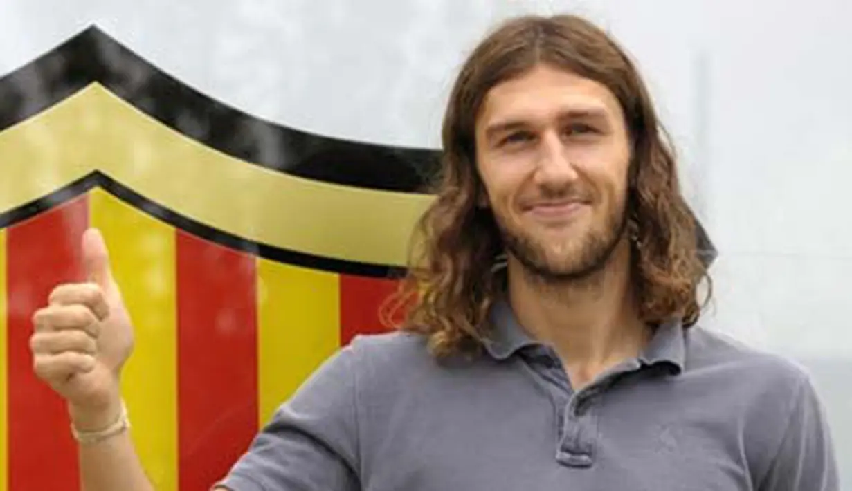 Rekrutmen Barcelona yang paling anyar, defender asal Ukraina, Dmytro Chygrynskiy berpose di luar Nou Camp Stadium seusai meraih kesepakatan kontrak personal dengan klub, 30 Agustus 2009. AFP PHOTO / LLUIS GENE 
