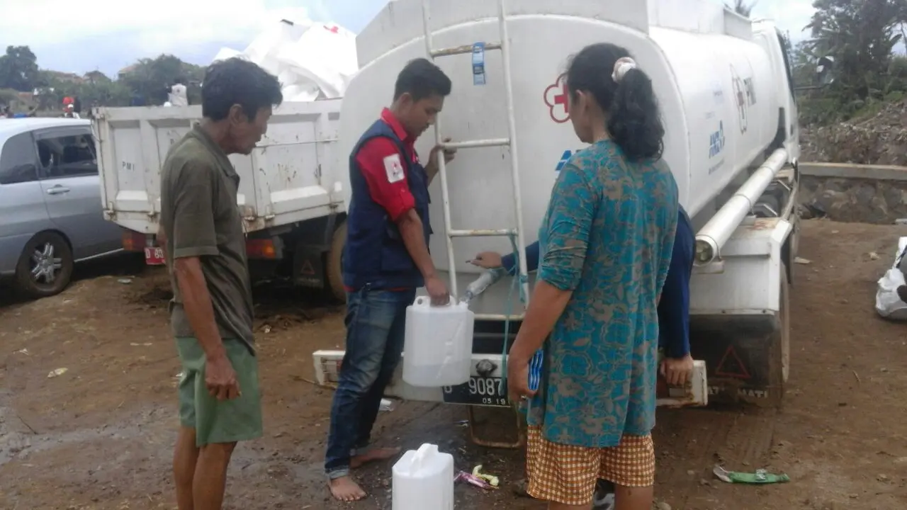 Sumber Air Bersih Warga Tertutup Lumpur Banjir Bandang Garut