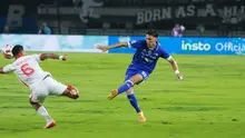 Igor Inocencio dan Federico Barba berduel dalam laga pekan ke-10 BRI Super League 2025/2026 di Gelora Bandung Lautan Api, Bandung, Jumat (6/2/2026). (Bola.com/Erwin Snaz)