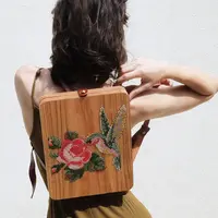 Terbuat dari kayu, tas ini bisa jadi fashion item yang wajib kamu punya abad ini. (Via: instagram.com/gravgravco)