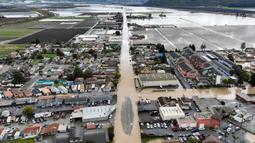 Banjir menutupi sebagian besar Lembah Pájaro, California, Amerika Serikat, 12 Maret 2023. Sungai-sungai yang meluap menyebabkan banjir besar ke arah timur. (Shae Hammond/Bay Area News Group via AP)
