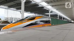 Rangkaian kereta cepat terparkir di Stasiun Tegalluar, Kabupaten Bandung, Jawa Barat, Kamis (13/10/2022). Progres pembangunan proyek Kereta Cepat Jakarta-Bandung telah mencapai 88,8 persen dan direncanakan beroperasi pada Juli 2023. (Liputan6.com/Herman Zakharia)