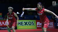 Ganda putri Indonesia Greysia Polii/Apriyani Rahayu mengembalikan kok ke arah Yuki FukuShima/Sayaka Hirota (Jepang) di 8 besar Indonesia Open 2018, Istora GBK, Jumat (6/7). Greysia/Apriyani kalah 14-21,20-22. (Liputan6.com/Helmi Fithriansyah)