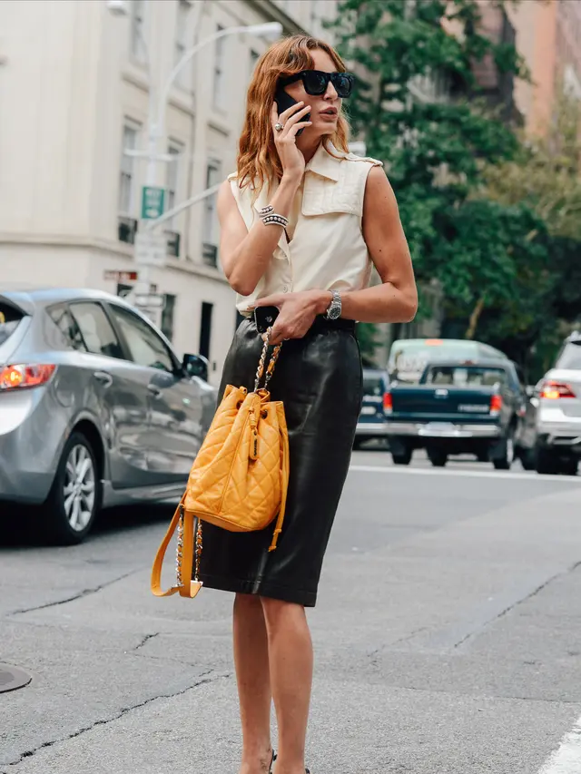 Ayunkan Tas Ember yang Chic untuk Akhir Pekan yang Fashionable