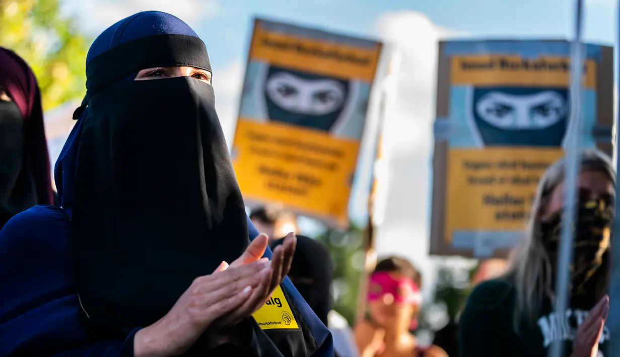 Kelompok Kvinder i Dialog mengadakan demonstrasi menentang denda pertama yang diberikan karena mengenakan cadar di Kopenhagen, Denmark, Jumat (10/8). (Martin Sylvest/Ritzau Scanpix/AFP)