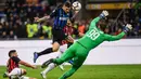 Proses terjadinya gol yang dicetak striker Inter Milan, Mauro Icardi, ke gawang AC Milan pada laga Serie A Italia di Stadion San Siro, Milan, Minggu (21/10). Inter menang 1-0 atas Milan. (AFP/Marco Bertorello)