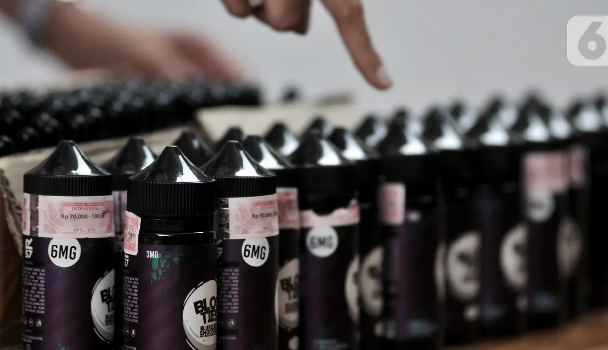 Narkoba jenis liquid diperlihatkan saat rilis di Gedung Dit Resnarkoba Polda Metro Jaya, Jakarta, Senin (28/10/2019). Dalam kasus ini polisi meringkus tiga tersangka dan mengamankan barang bukti bahan baku dan peralatan yang digunakan untuk membuat liquid tersebut. (merdeka.com/Iqbal S. Nugroho)