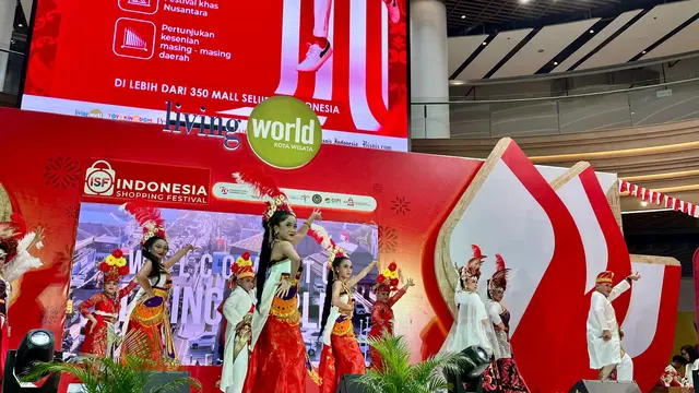 Aksi Para CEO Jalan di Catwalk Tutup Resmi Indonesia Shopping Festival 2024