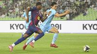 Pemain Barcelona, Marcus Rashford, beraksi melewati pemain Daegu FC pada laga uji coba di Korea Selatan, Senin (4/8/2025) malam WIB. (Yun Kwan-shick/Yonhap via AP)