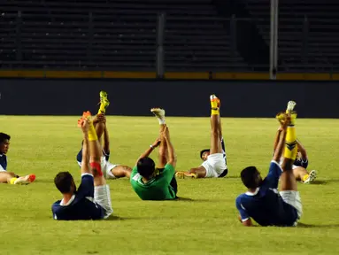 Sejumlah pemain bintang Indonesia Super League berlatih di Stadion GBK Jakarta, (5/8/2014). (Liputan6/Helmi Fithriansyah)