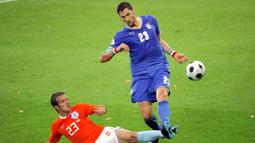 Marco Materazzi. Bek Timnas Italia ini berusia 34 tahun, 9 bulan dan 21 hari saat bermain di fase grup Euro 2008 menghadapi Belanda, 9 Juni 2008. Pada 2016 ia memutuskan pensiun dengan mencatat 41 caps bersama Timnas Italia dengan mencetak 2 gol. (AFP/Fabrice Coffrini)