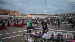 Warga menyiapkan makanan untuk buka di pantai Rabat, Maroko (9/6). Selama Ramadan, banyak warga Maroko berkunjung ke pantai menikmati angin Atlantik dan menikmati pemandangan laut. (AP Photo/Mosa'ab Elshamy)