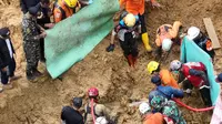 Tim SAR Gabungan berhasil menemukan tiga korban musibah longsor yang terjadi di Kampung Sirnagalih Desa Talagajaya, Kecamatan Banjarwangi, Kabupaten Garut, Jawa Barat, Jumat dini hari tadi. (Liputan6.com/Jayadi Supriadin)