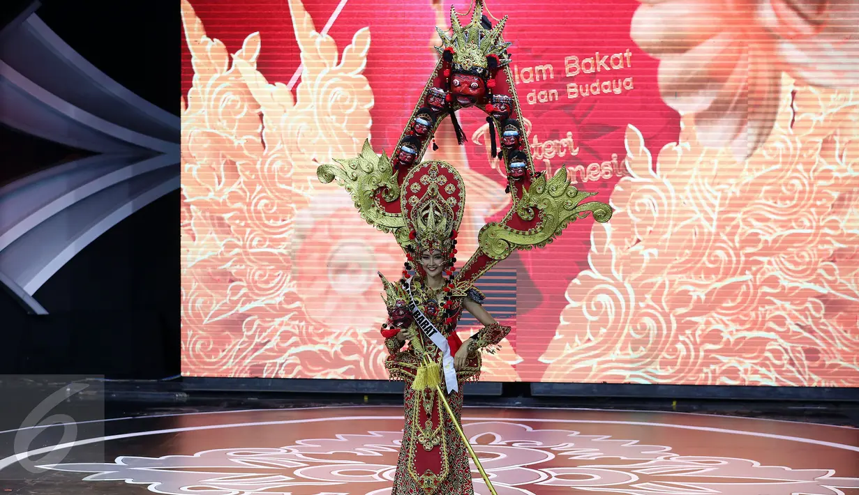 Finalis Putri Indonesia dari Jawa Barat, Kevin Liliana mengenakan busana daerahnya saat unjuk kesenian dan bakat, Jakarta, Senin malam (27/3). 38 finalis ini nantinya akan berkompetisi menjadi sang Putri Indonesia 2017. (Liputan6.com/Johan Tallo)