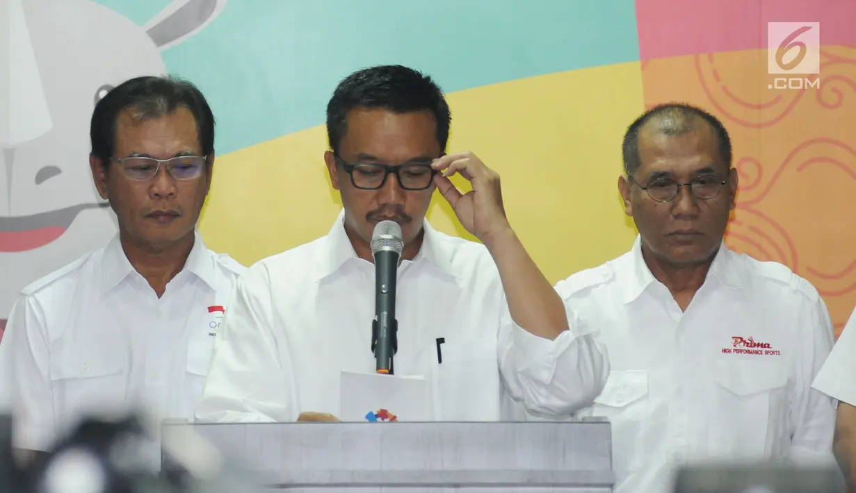 Menpora Imam Nahrawi (tengah) menyampaikan keterangan di Gedung Kemenpora, Jakarta, Kamis (31/8). Keterangan terkait hasil perolehan medali Indonesia pada SEA Games 2017 di Kuala Lumpur, Malaysia. (Liputan6.com/Helmi Fithriansyah)