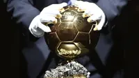 Ballon d'Or merupakan penghargaan untuk individu yang mampu tampil gemilang untuk klub maupun negaranya dalam satu musim. Trofi Ballon d'Or sendiri merupakan trofi individu termahal di dunia yaitu  600 ribu dolar AS atau setara Rp8,6 miliar. (Foto: AFP/Fabrice Coffrini)